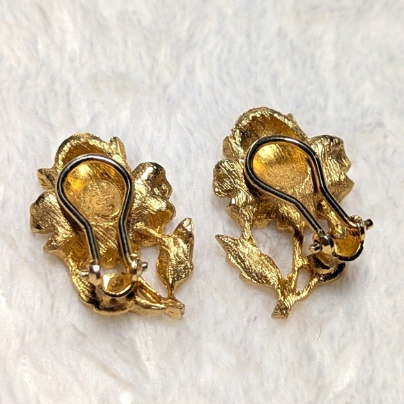 Vintage 60's/70's Goldette Floral Rhinestone Clip Earrings - Picture 5 of 9